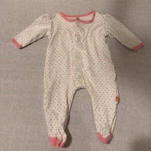 Smart close by magnificent baby sleeper with magnetic closings. 100% cotton